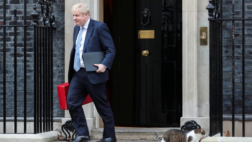 Boris Johnson sortint del número 10 del Downing Street de Londres