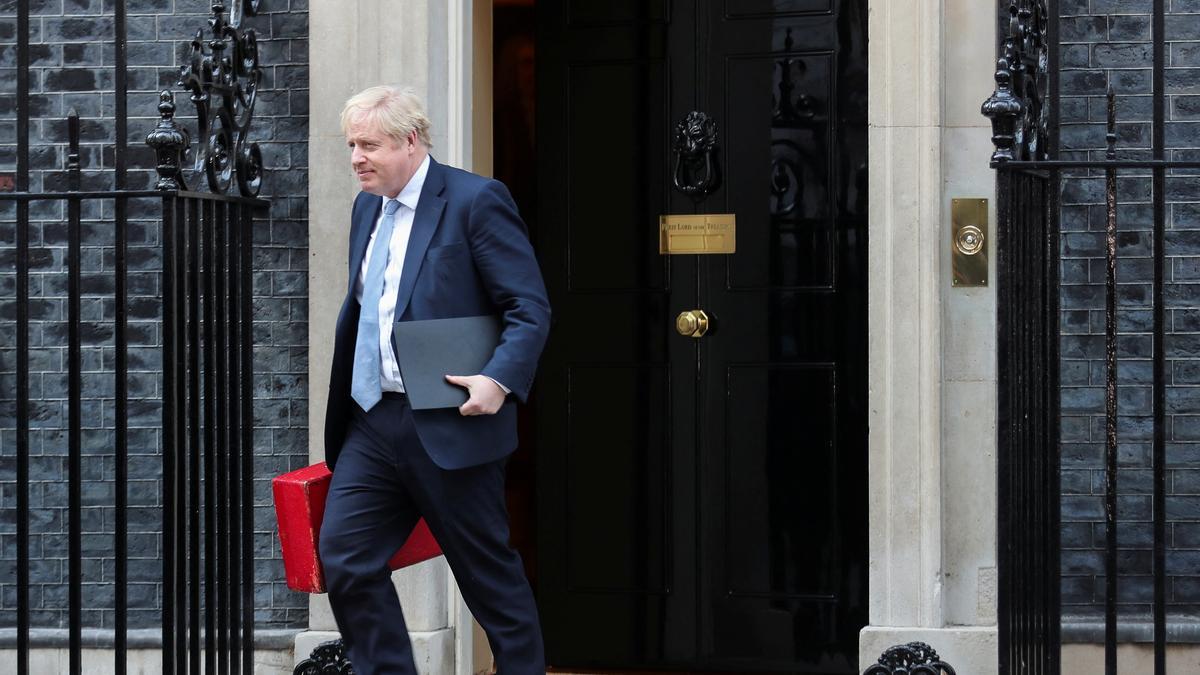 Boris Johnson sortint del número 10 del Downing Street de Londres
