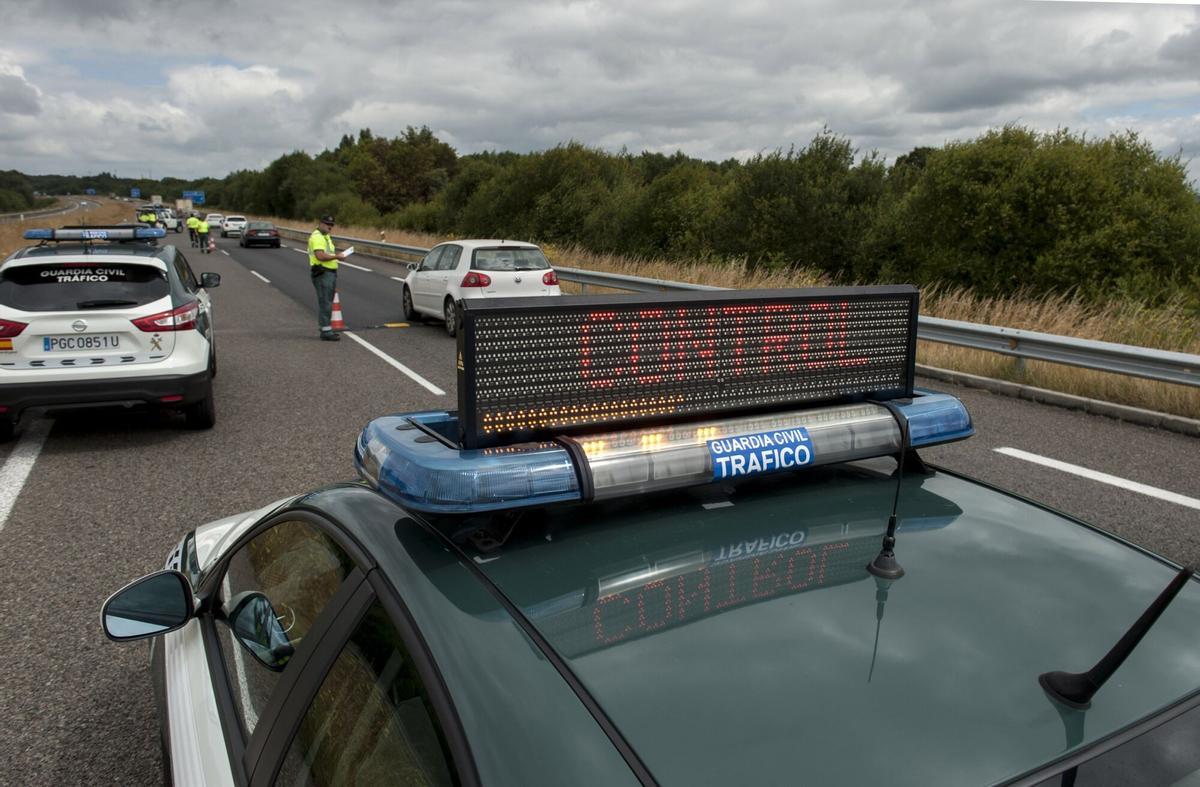 Un control de la Guardia Civil de Tráfico en la A-52, en una imagen de archivo.