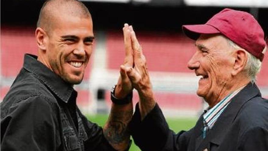 Víctor Valdés, actual porter del Barça, i Antoni Ramallets junts al Camp Nou.