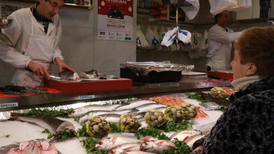 Un pescadero zamorano prepara una merluza.