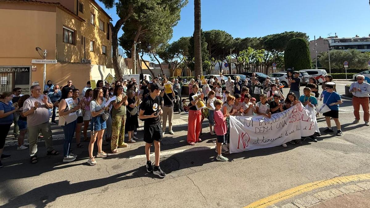 Manifestació reclamant que no una línia d'infantil de l'escola Torres Jonama.