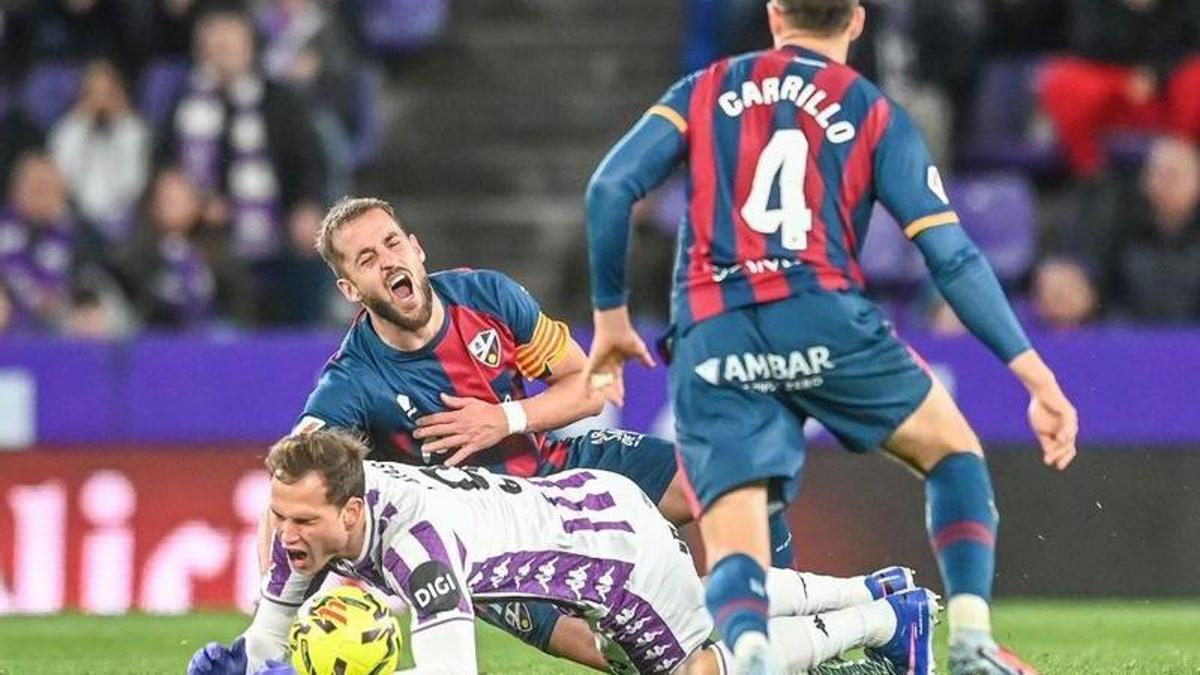 Pulido, por los suelos doliéndose durante una acción ante el Valladolid