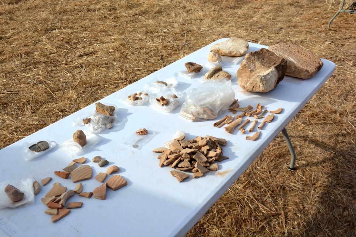 El patrimonio arqueológico, víctima de la masificación turística en Cala Llombards