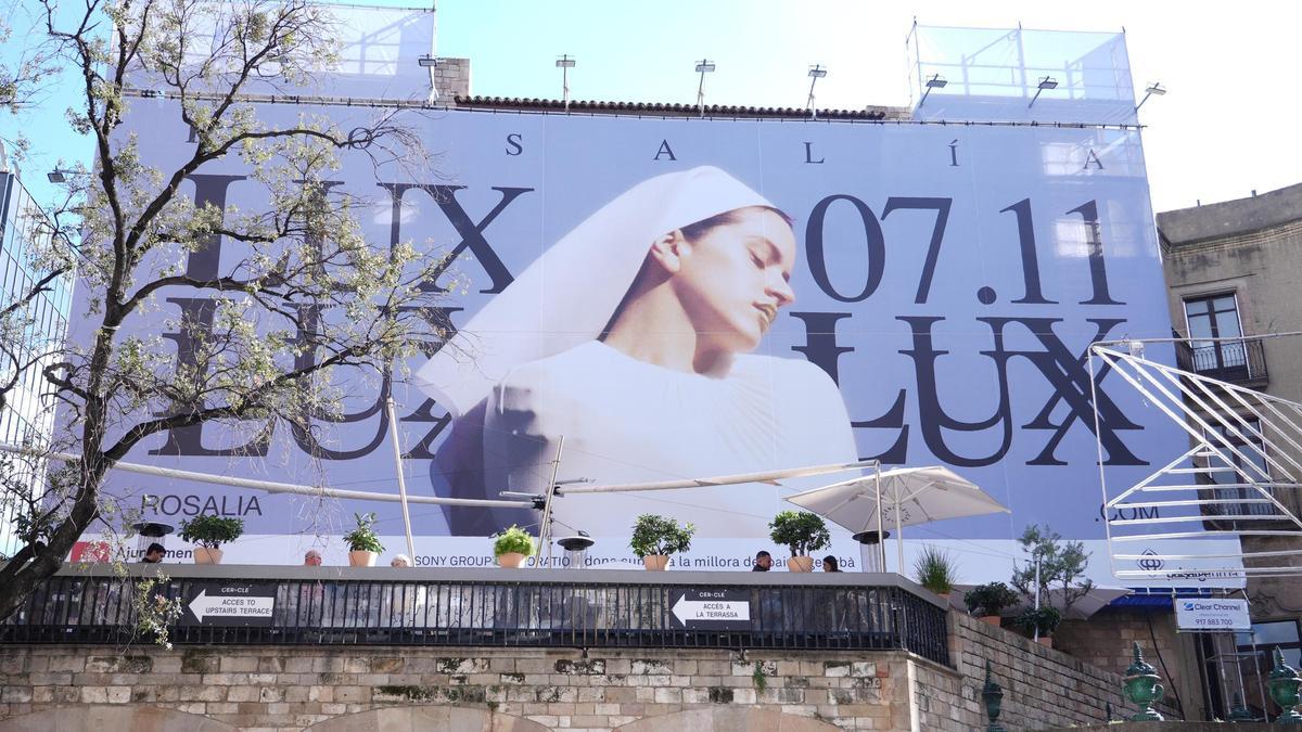 Cartell del nou disc de Rosalía, 'Lux', al centre de Barcelona