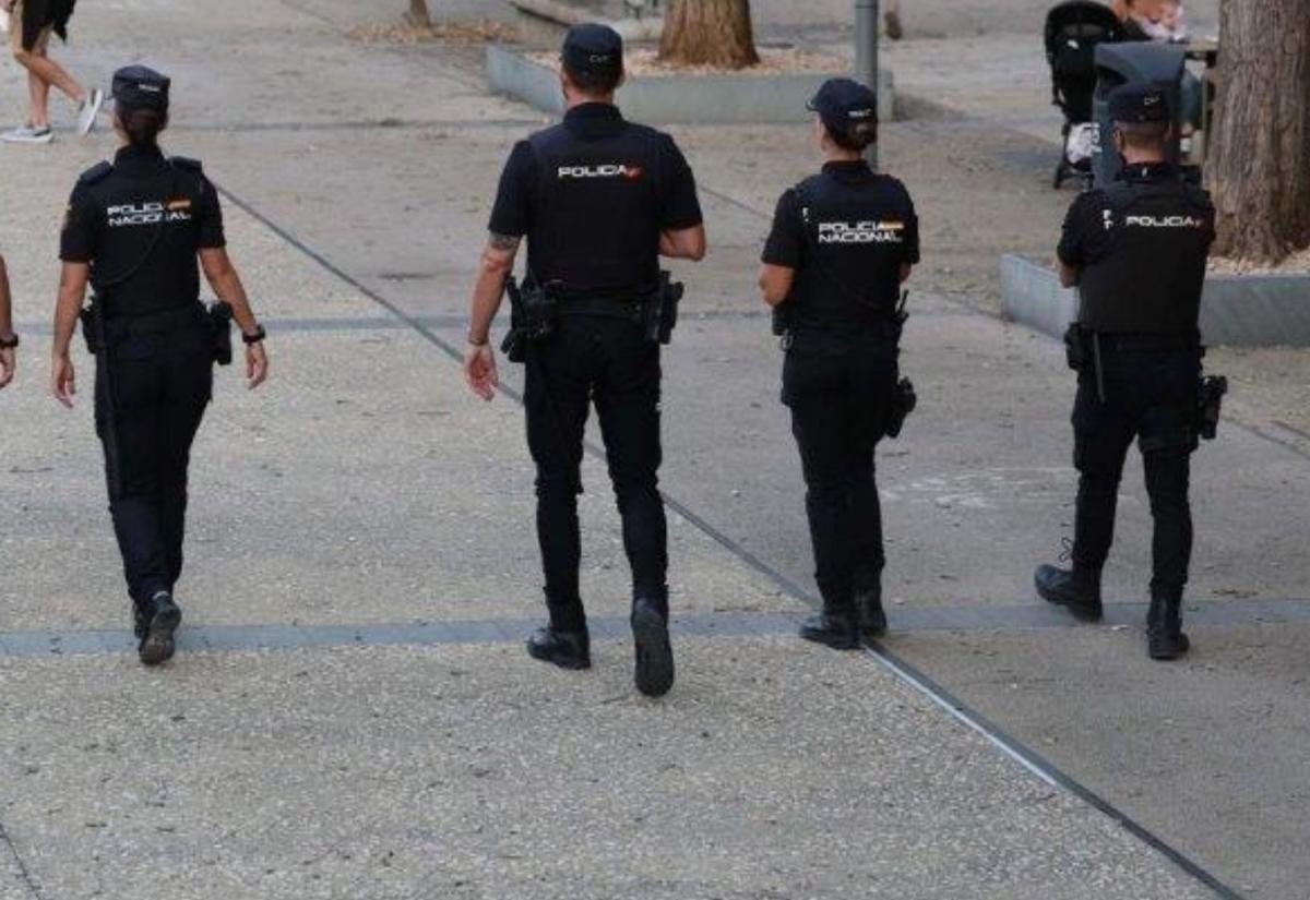 Agentes patrullando en Ibiza