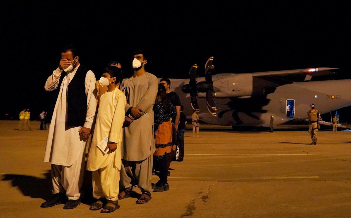 Uno de los colaboradores afganos rescatados se emociona al bajar del avión.