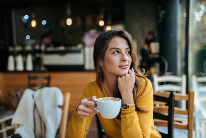 Mujer tomando un café