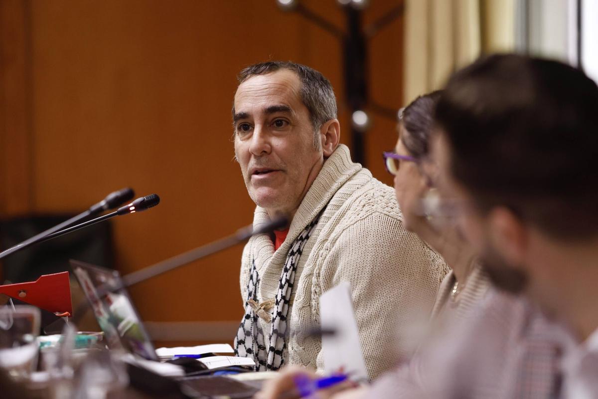 Pleno Ayuntamiento de Córdoba febrero. Ayuntamiento Manifestación de la plantilla de Hitachi, Policía local, La Comisión Coordinadora de la Plataforma de Afectados por los premios de jubilación en el Ayuntamiento de Córdoba, que afecta a más de 250 trabajadores jubilados