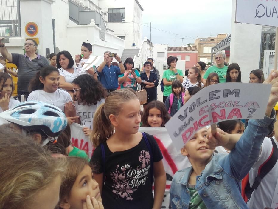 Protesta por el mal estado del colegio de la Font d'en Carròs