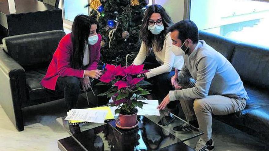 Ruth Merino (Cs), Aitana Mas (Compromís) y José Muñoz, ayer en los pasillos de las Cortes. |