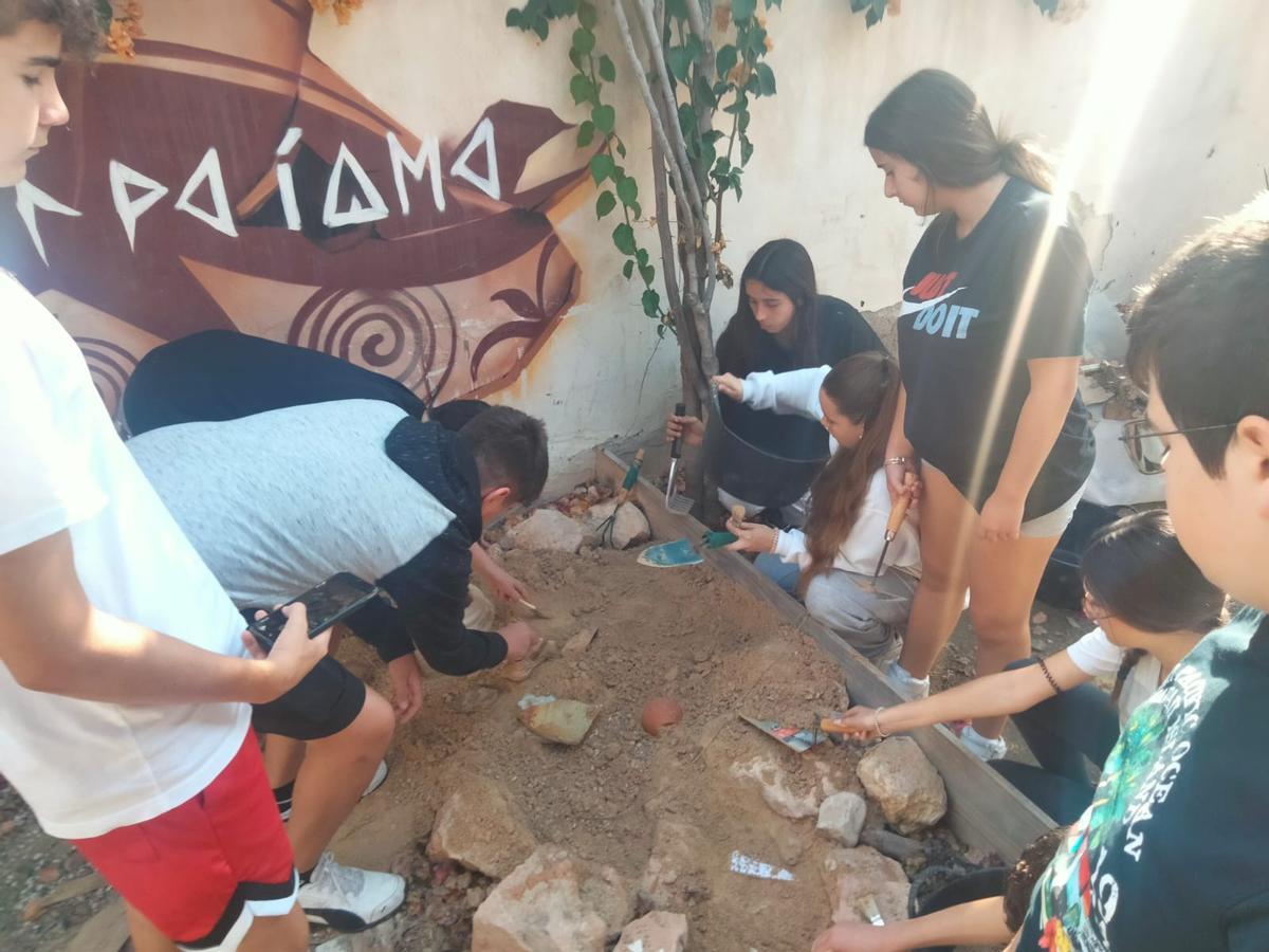 Los jóvenes actúan como verdaderos arqueólogos.