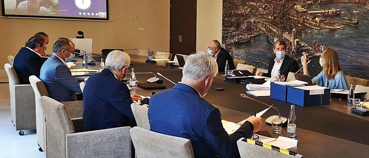 Un momento del consejo de administración de Valenciaport, ayer, en el edificio del Reloj.