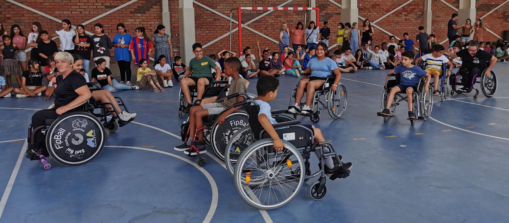 Ball amb cadira de rodes a l'escola Joaquim Cusí de Figueres