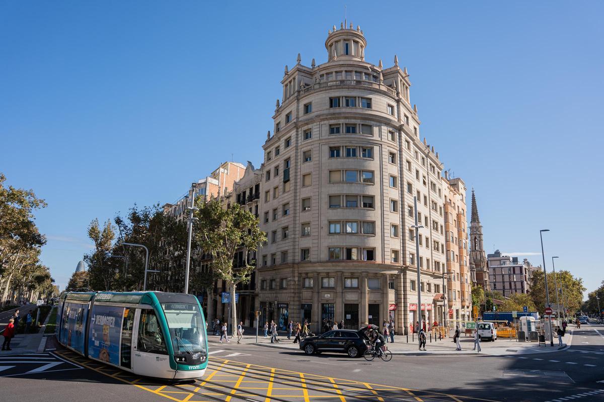 El tranvía se estrena entre Glòries y Verdaguer entre expectación vecinal y sin acto político