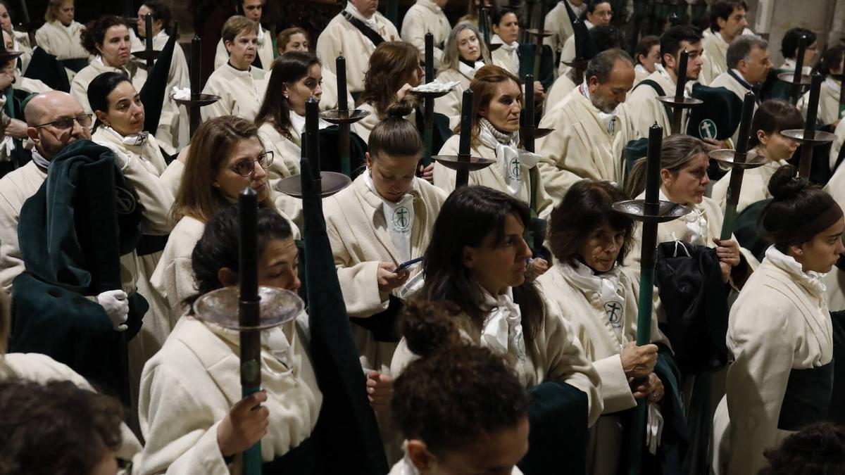 Cofrades de las Siete Palabras, en la iglesia de La Horta.