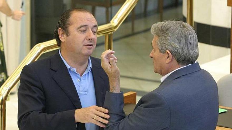 El presidente Joaquín Ripoll departe con el socialista Antonio Amorós durante un pleno de la Diputación