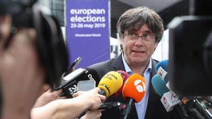 Carles Puigdemont atiende a los medios en Bruselas. // Reuters