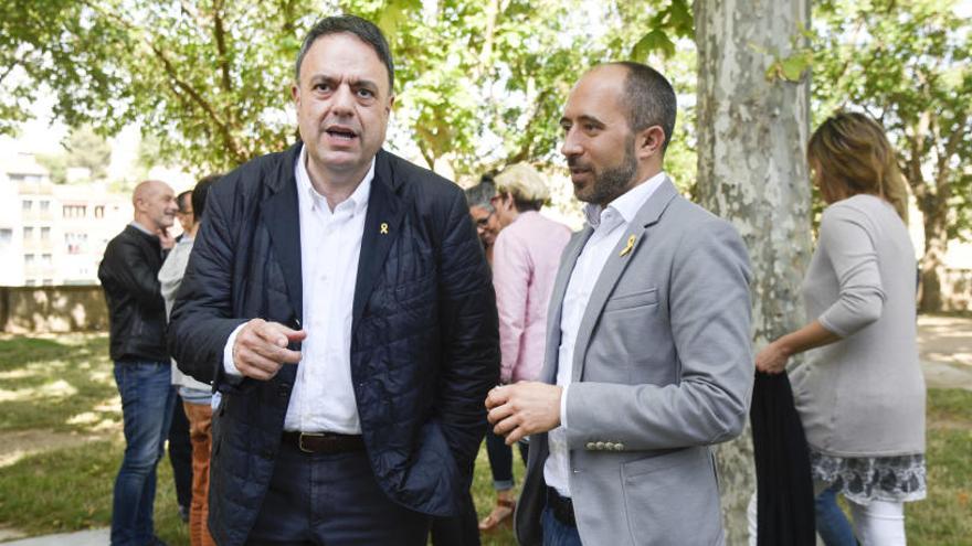 Valentí Junyent i Marc Aloy després de signar el pacte de govern