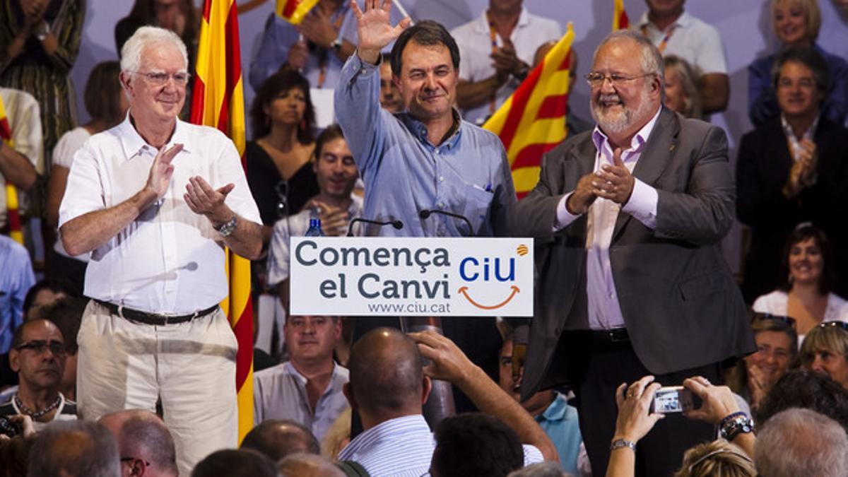 Artur Mas, flanqueado por Jaume Sobrequés (izquierda) y por Salvador Esteve, hoy, en un mitin de CiU en Martorell.