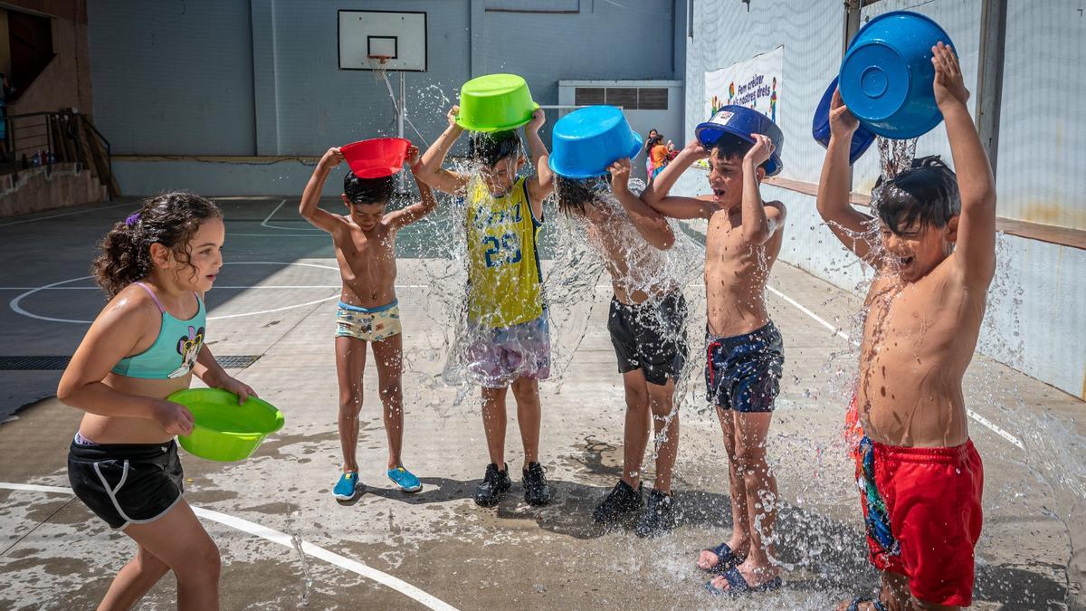 Juegos de agua en el 'casal' de verano del centro socioeducativo de Pere Tarrés en el Poble-Sec.