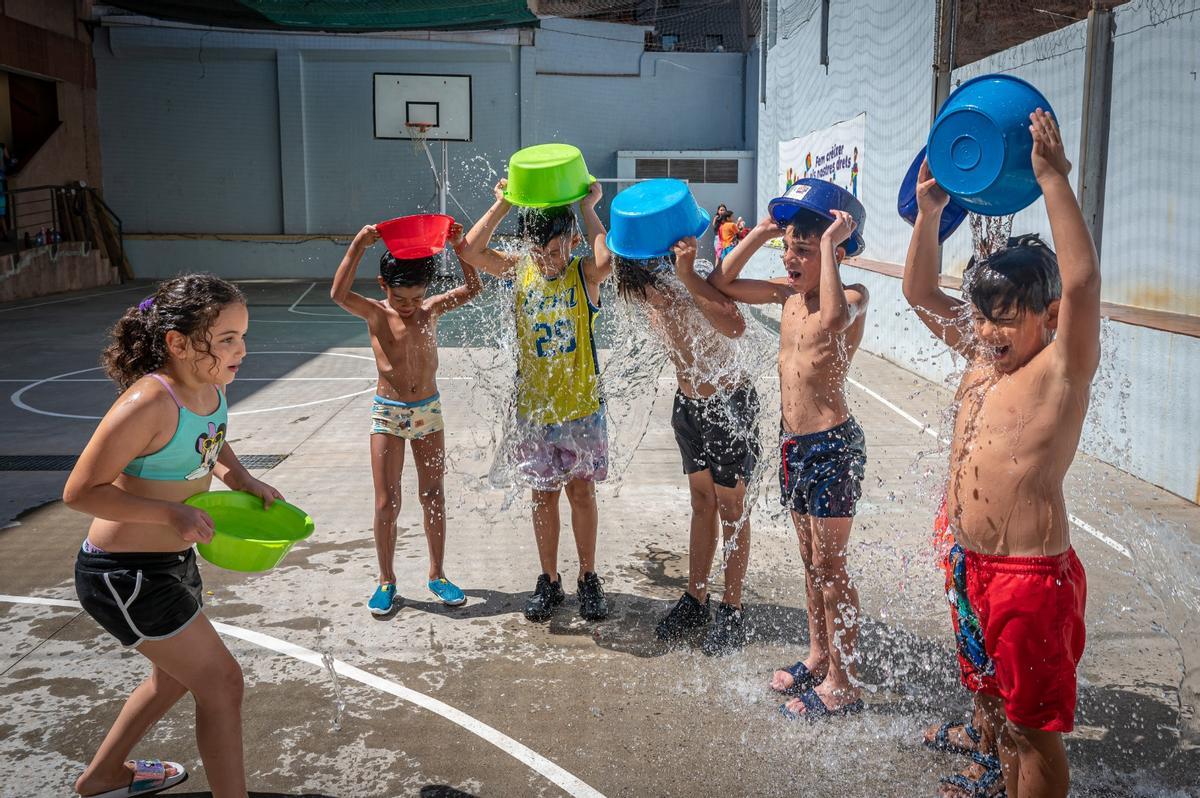 Juegos de agua en el 'casal' de verano del centro socioeducativo de Pere Tarrés en el Poble-Sec.