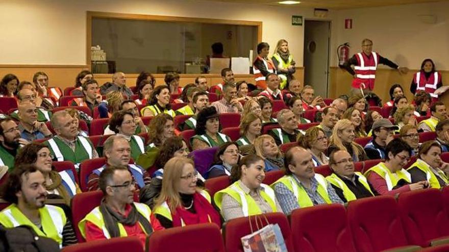 Un grupo de docentes presenta su propuesta en el salón de actos del Centro de Imagen y Sonido de La Felguera.