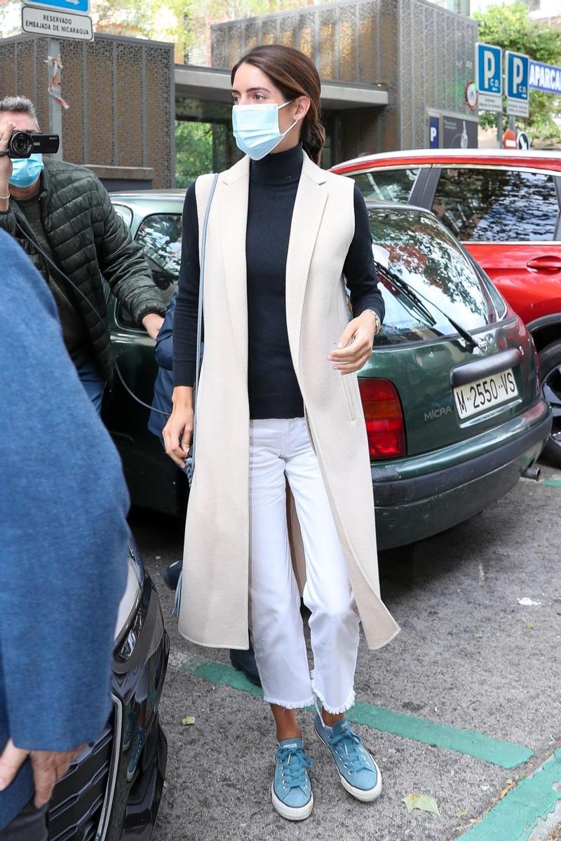 Sofía Palazuelo con chaleco XL, pantalón blanco y zapatillas