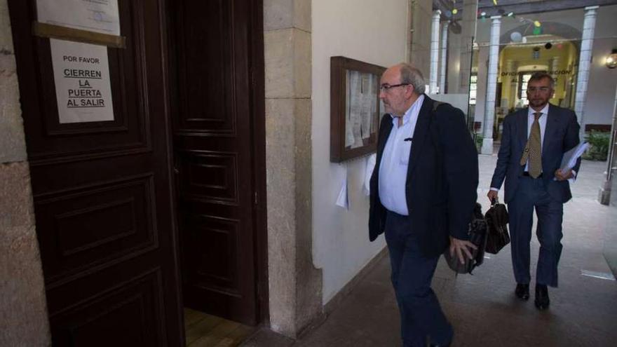 Jaime Menéndez Corrales, ayer, entrando en el Juzgado de Pravia para declarar.