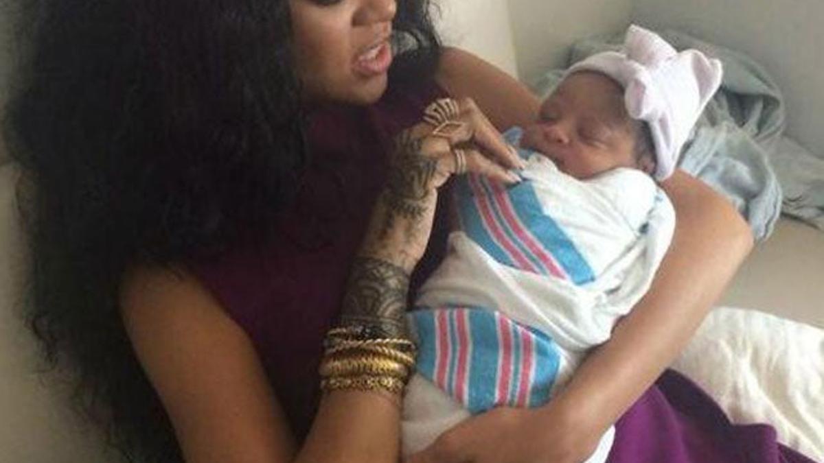 Rihanna posa con su sobrina