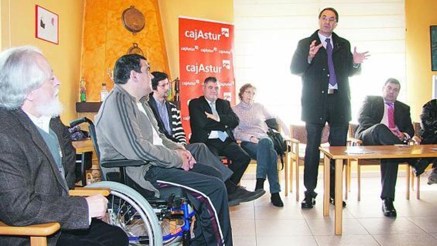 El consejero de Salud, José Ramón Quirós, ayer en la residencia de la Fundación Siloé en Mareo.