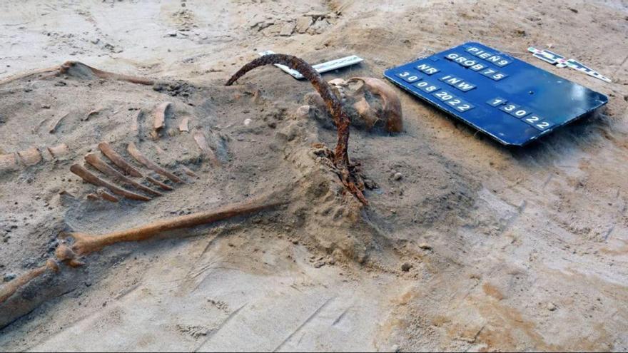 Una falce alla gola e un lucchetto al piede: la tomba che rivela la paura dei morti