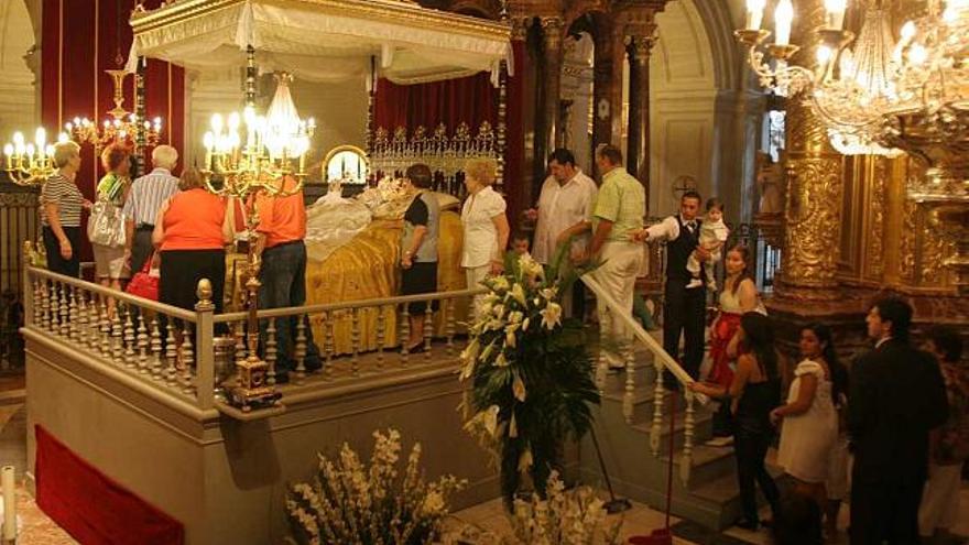 Miles de ilicitanos han visitado la basílica desde el pasado sábado para honrar a la Virgen de la Asunción