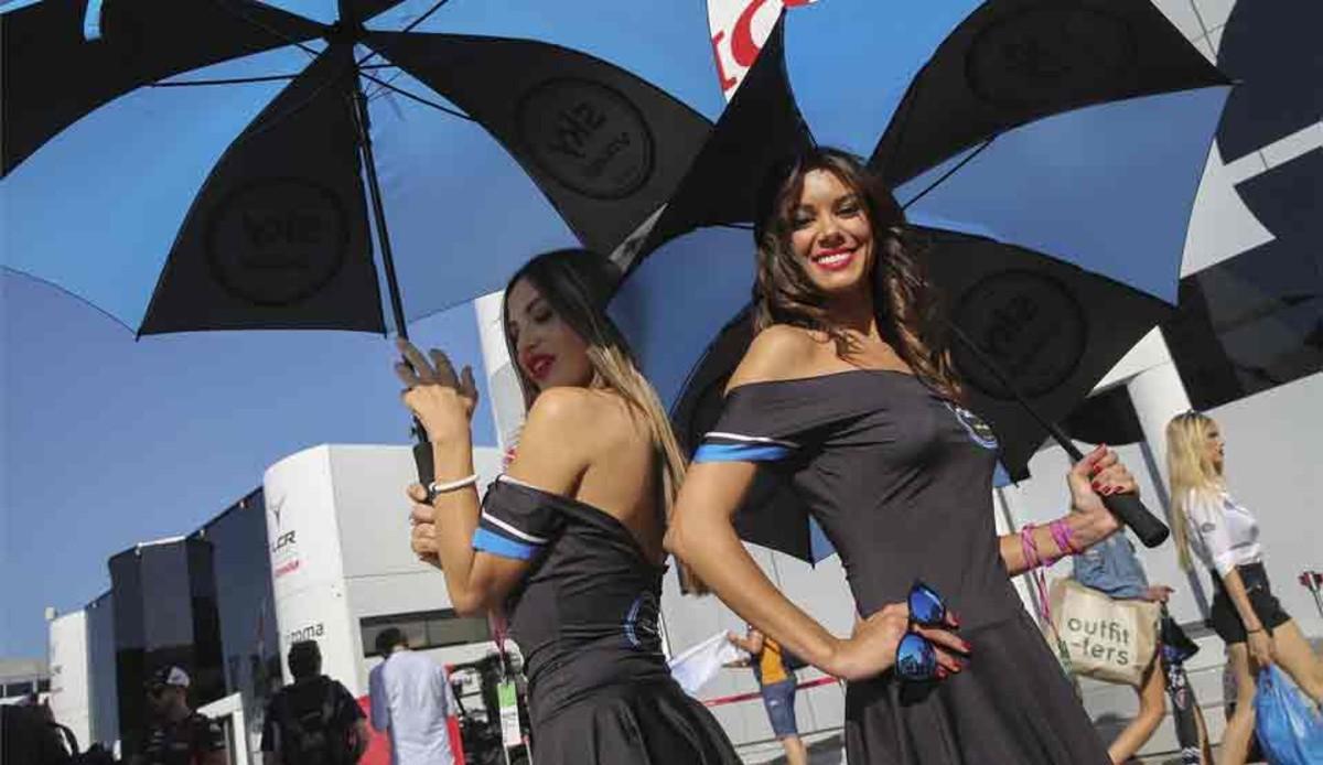 Las paragüeras son las protagonistas del paddock del Gran Premio de Catalunya de Moto GP