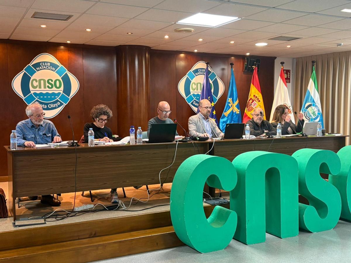 Por la izquierda, José Ramón Corujo, Noelia Barredo, Gonzalo Méndez, Alfonso Menéndez, Antonio Álvarez y Virginia Castañeira, ayer, al inicio de la asamblea.