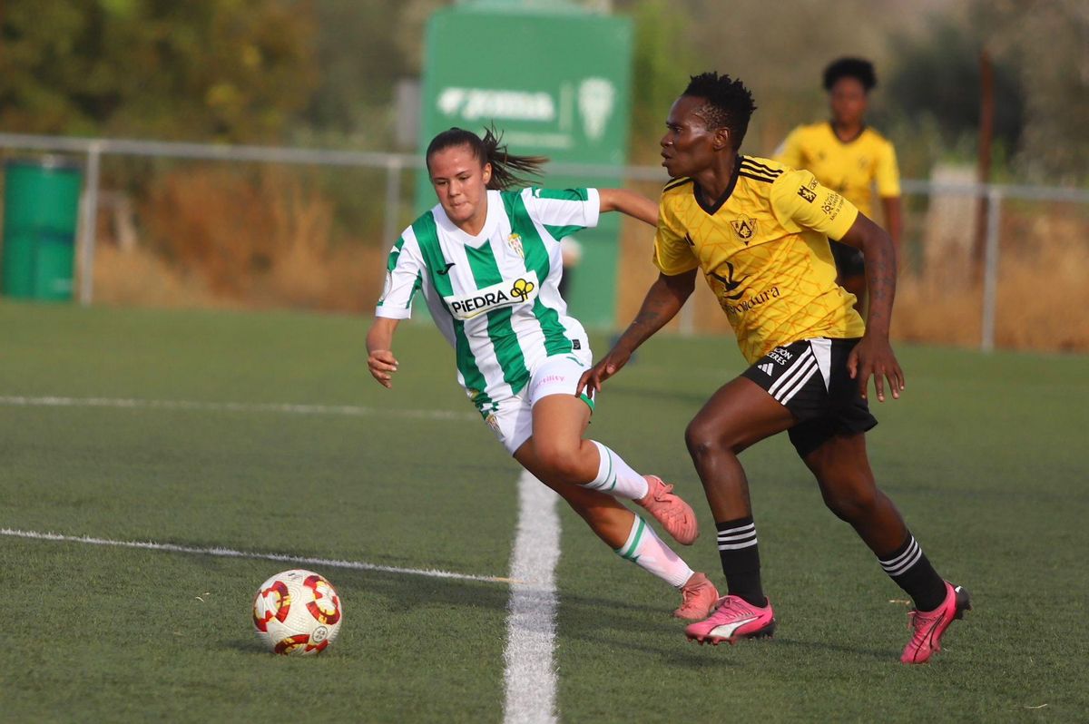 Lance del encuentro entre el Córdoba CF Femenino y el Cacereño.