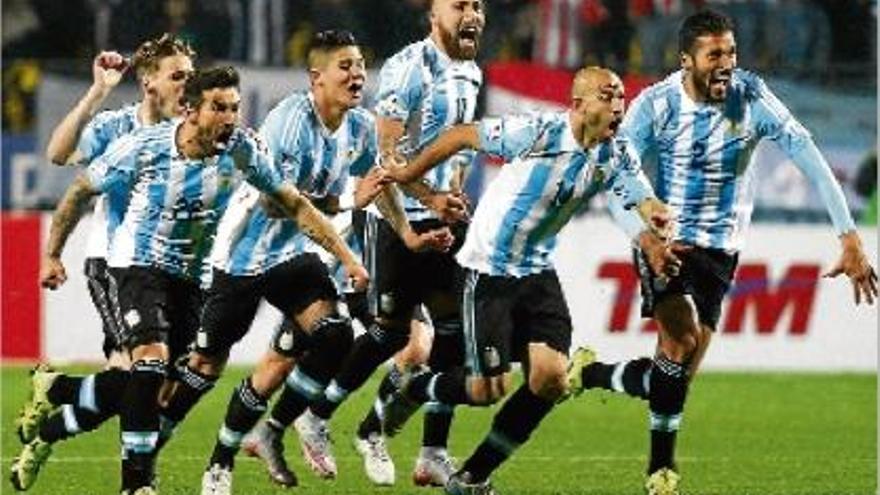 Els jugadors argentins corren exultants d&#039;alegria després de classificar-se per a les semifinals de la Copa