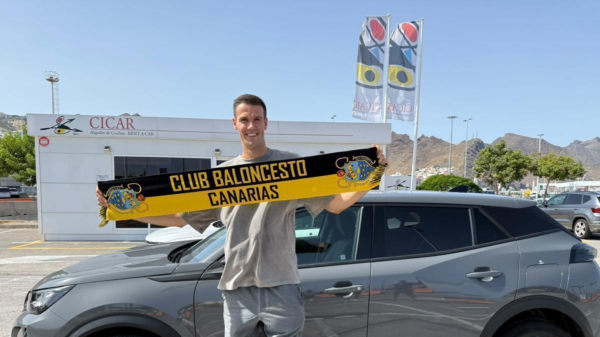 Xavi López-Arostegui, en su llegada a Tenerife este jueves.