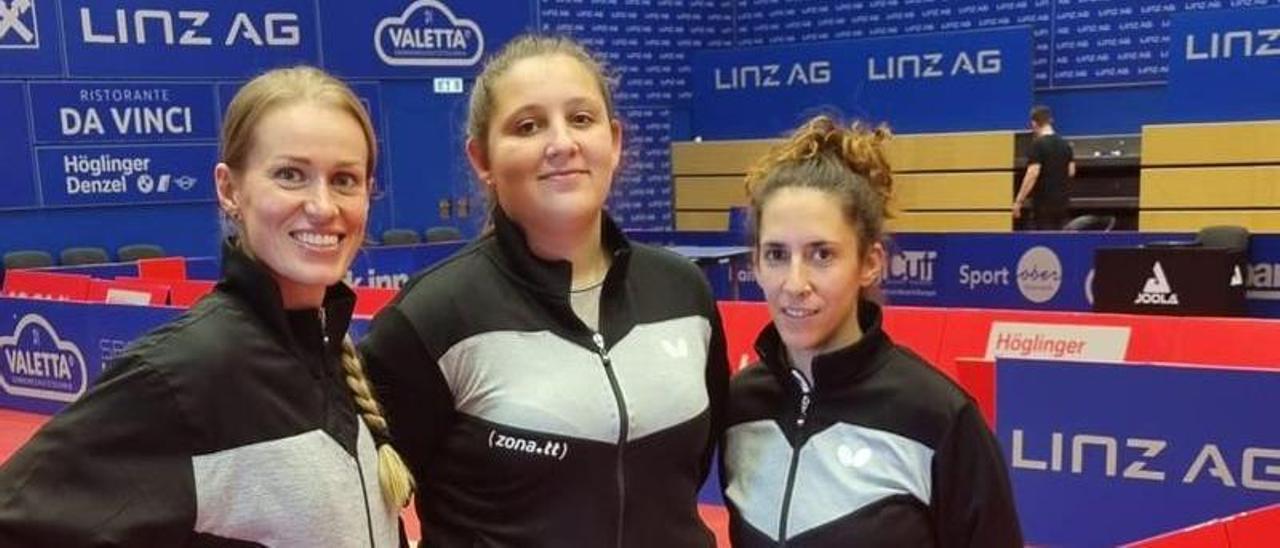 Anna Riazanova, Natalia Miramontes y Jessica Muñoz, las integrantes del Covicsa-Santa Eulària que debuta hoy en la  Copa de Europa (ETTU), ayer en Linz (Austria).