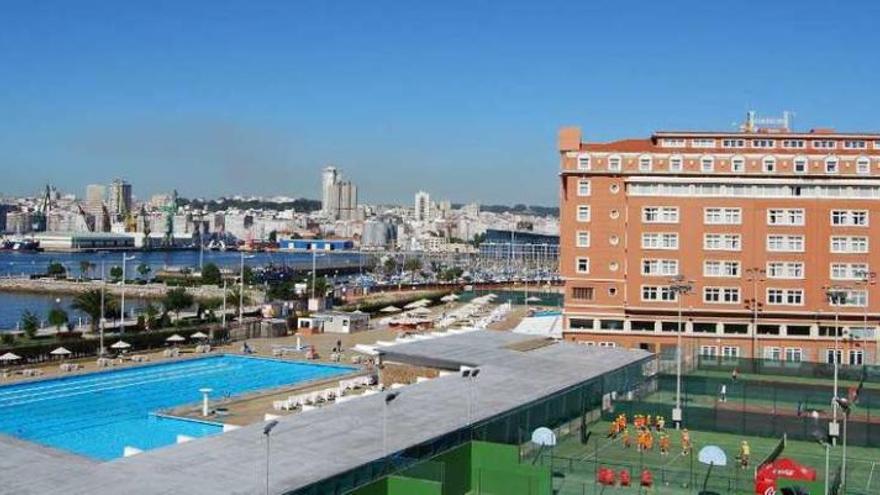 Imagen del hotel Finisterre y las instalaciones de La Solana, en A Coruña. // FdV