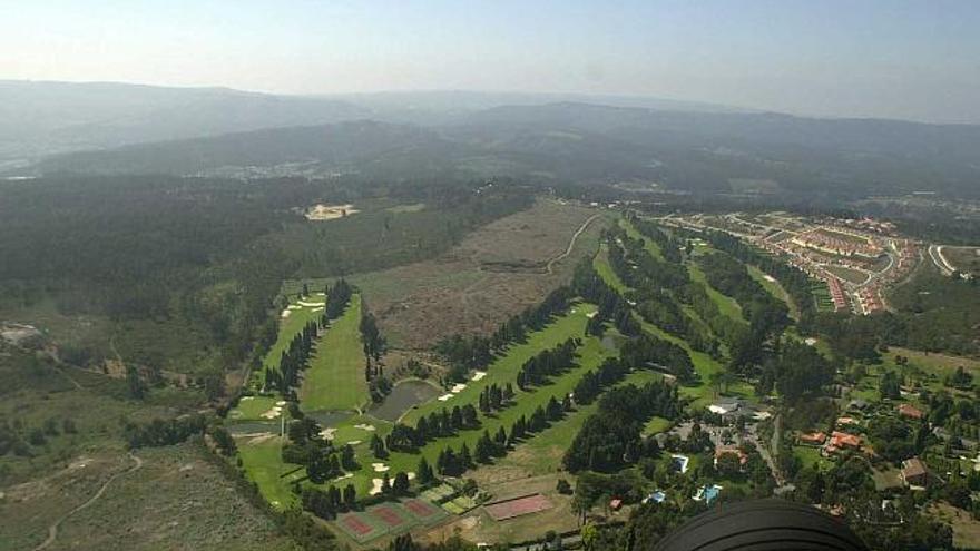 Vista de los montes de A Zapateira, por donde A Coruña pretende construir su parque. / carlos pardellas