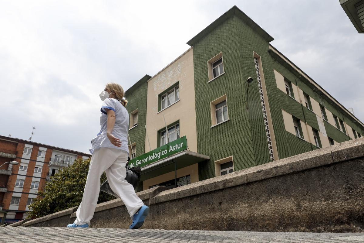 Tres trabajadores de una residencia y uno de un hospital de Gijón elevan los casos a 2.435