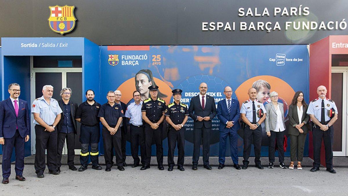 Jordi Cardoner y Maria Vallès junto al conseller d'Interior Miquel Buch y los distintos representantes del resto de instituciones que han visitado este lunes la Fundació Barça