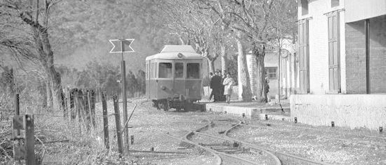 Dos de las fotografías del libro. A la izquierda, la entrada a Benifairó tras una tormenta, en el año 1967. A la derecha, la estación del «trenet» Dénia-Carcaixent en 1963.