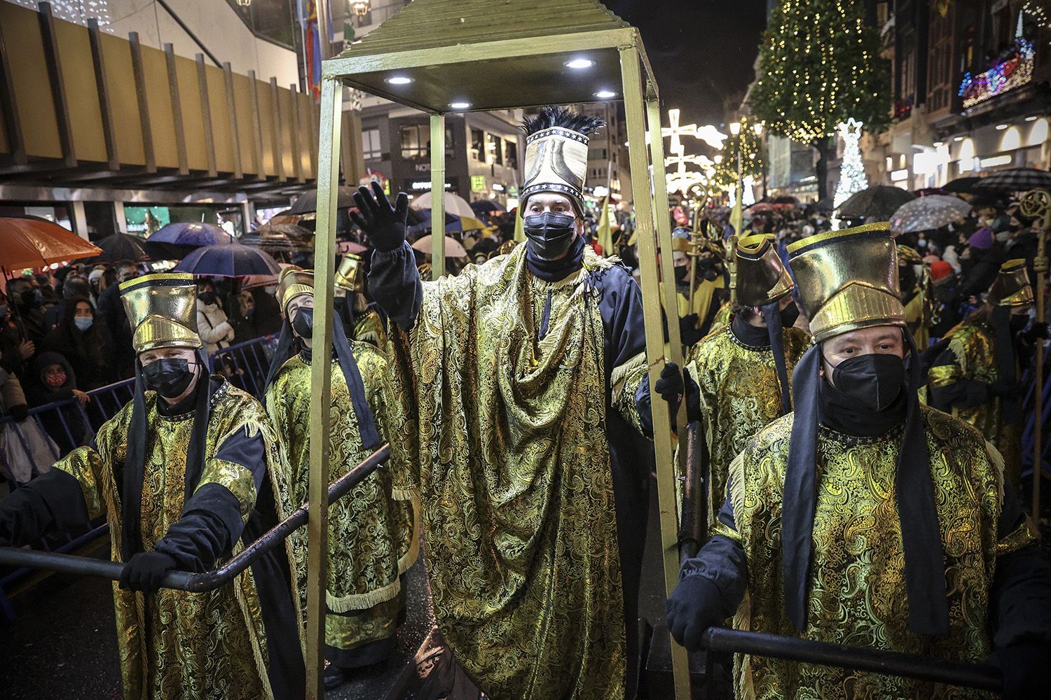 En imágenes: La cabalgata de los Reyes Magos en Oviedo