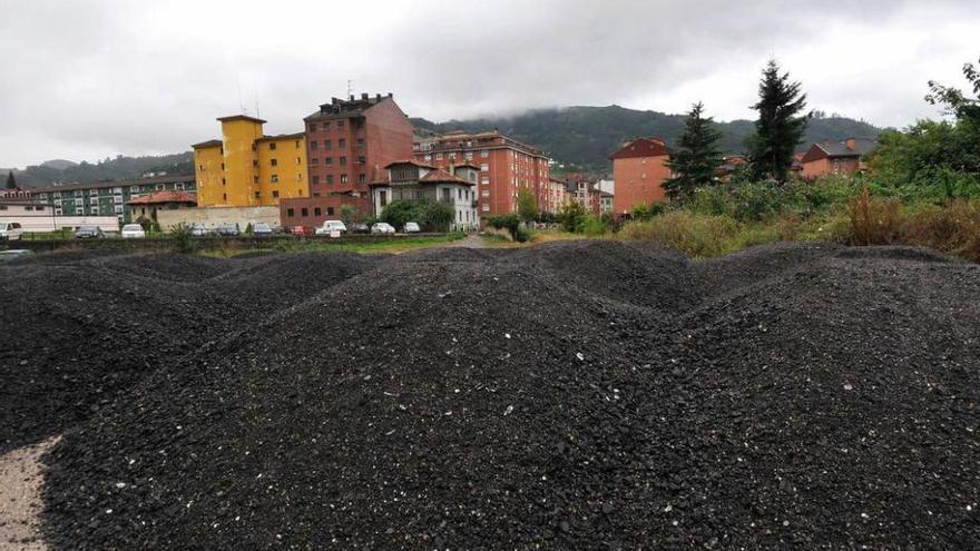 Material para asfaltar acumulado en la zona de Oñón, Mieres.