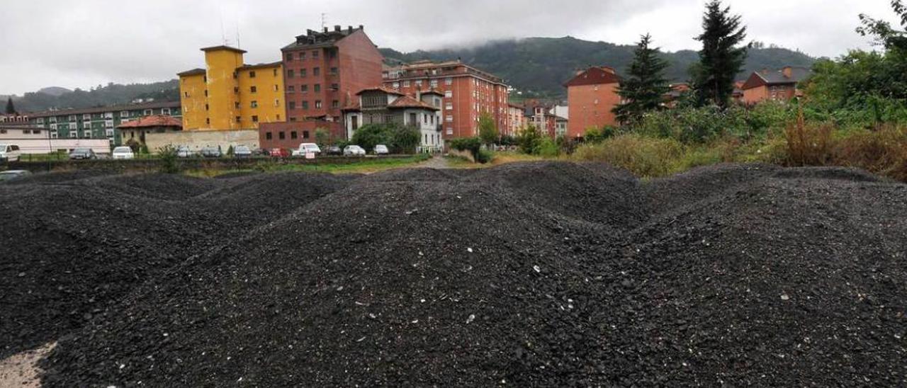 Los montones de brea depositados en el aparcamiento de Oñón, en Mieres.