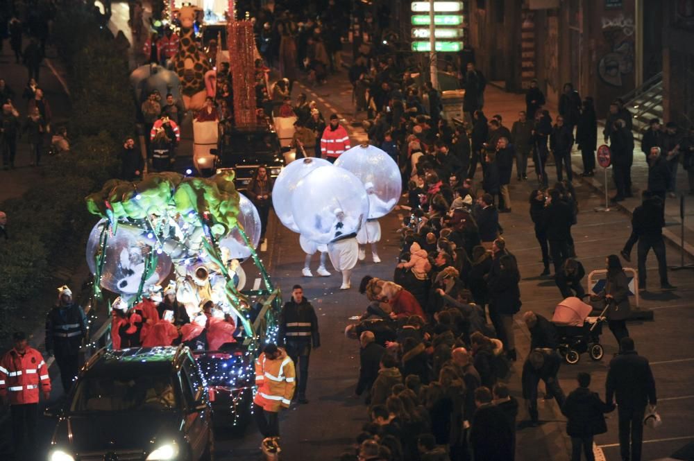 Los Reyes Magos recorren la ciudad desde O Castrillón hasta la plaza de María Pita.