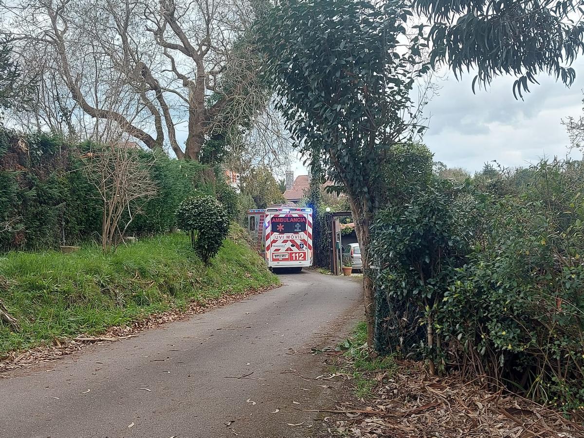 La UVI abandonado la vivienda en el camino de los Castaños, ayer, en Somió.