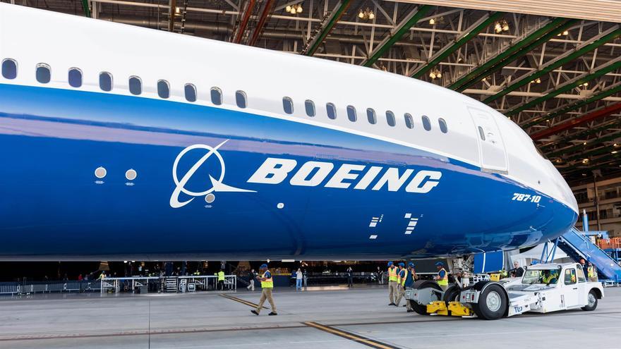 Míreles el avión